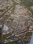 849884 Luchtfoto van de wijk Oudwijk te Utrecht, uit het zuidwesten, met in het midden de Oudwijkerdwarsstraat en links ...